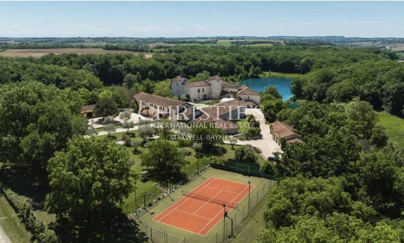 Photos 1 - Prestige - Château historique avec piscine sculptée, lacs, installations équestres, 158 hectares et une vue imprenable dans le Gers, dans le sud-ouest de la France