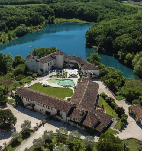 Photos 2 - Prestige - Château historique avec piscine sculptée, lacs, installations équestres, 158 hectares et une vue imprenable dans le Gers, dans le sud-ouest de la France