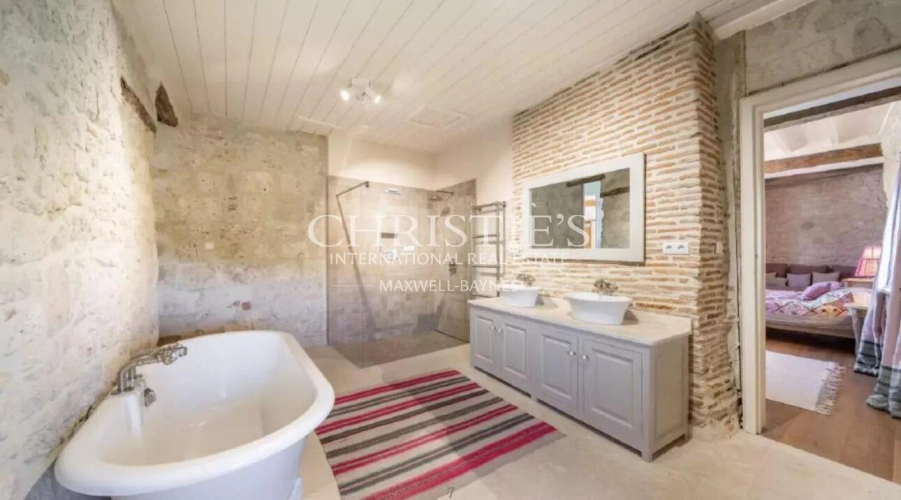 Photos 11 - Prestige - Château historique avec piscine sculptée, lacs, installations équestres, 158 hectares et une vue imprenable dans le Gers, dans le sud-ouest de la France