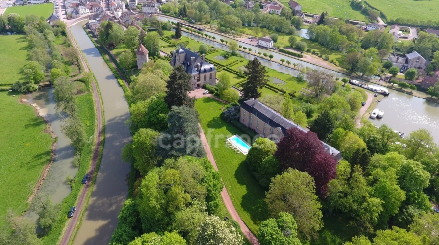 Photos 2 - Prestige - Magnifique Domaine Historique de CHATILLON-en-BAZOIS (58) 2 Châteaux 1 tour de défense plus de 40 pièces sur 5,8 HA