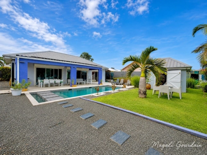 Photos 1 - Prestige - A VENDRE – SAINT-FRANÇOIS – VILLA AVEC PISCINE, GÎTE INDÉPENDANT ET AUTONOMIE ÉLECTRIQUE