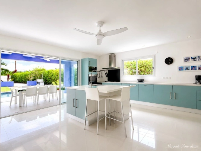 Photos 4 - Prestige - A VENDRE – SAINT-FRANÇOIS – VILLA AVEC PISCINE, GÎTE INDÉPENDANT ET AUTONOMIE ÉLECTRIQUE
