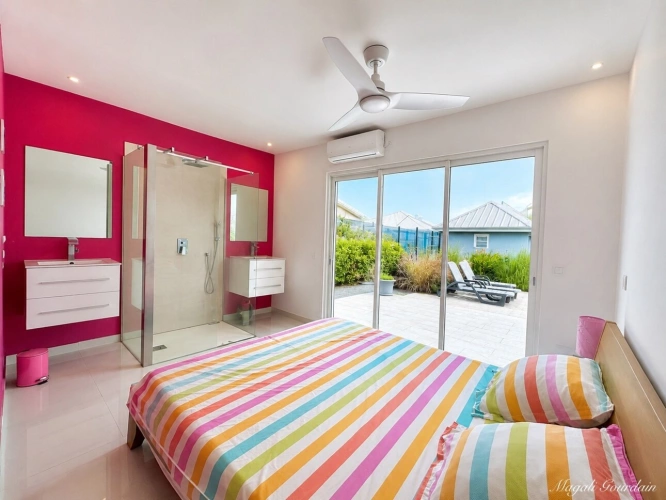 Photos 8 - Prestige - A VENDRE – SAINT-FRANÇOIS – VILLA AVEC PISCINE, GÎTE INDÉPENDANT ET AUTONOMIE ÉLECTRIQUE
