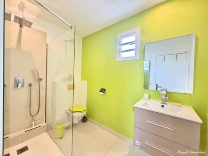 Photos 9 - Prestige - A VENDRE – SAINT-FRANÇOIS – VILLA AVEC PISCINE, GÎTE INDÉPENDANT ET AUTONOMIE ÉLECTRIQUE