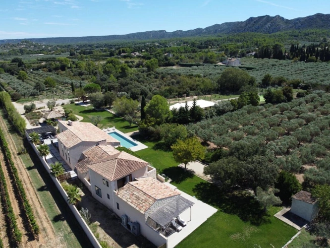 Photos 3 - Prestige - EYGALIÈRES . UN DOMAINE CONTEMPORAIN FACE AUX ALPILLES