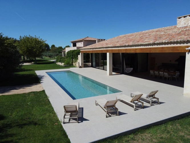 Photos 4 - Prestige - EYGALIÈRES . UN DOMAINE CONTEMPORAIN FACE AUX ALPILLES
