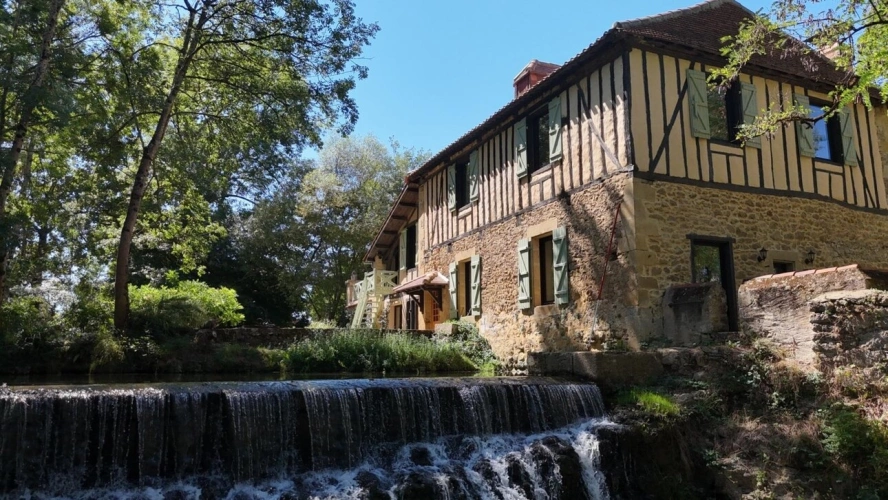 Photos 1 - Prestige - MARCIAC(32) proche: AUTHENTIQUE MOULIN SEIGNEURIAL d'EXCEPTION  des XIV-XVIIIs, caché, avec son bief baignable, 1.5 HECTARE, élégante rénovation, meublé, tennis, RARE