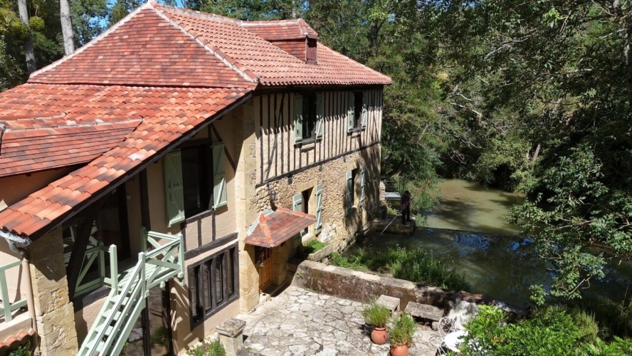 Photos 6 - Prestige - MARCIAC(32) proche: AUTHENTIQUE MOULIN SEIGNEURIAL d'EXCEPTION  des XIV-XVIIIs, caché, avec son bief baignable, 1.5 HECTARE, élégante rénovation, meublé, tennis, RARE