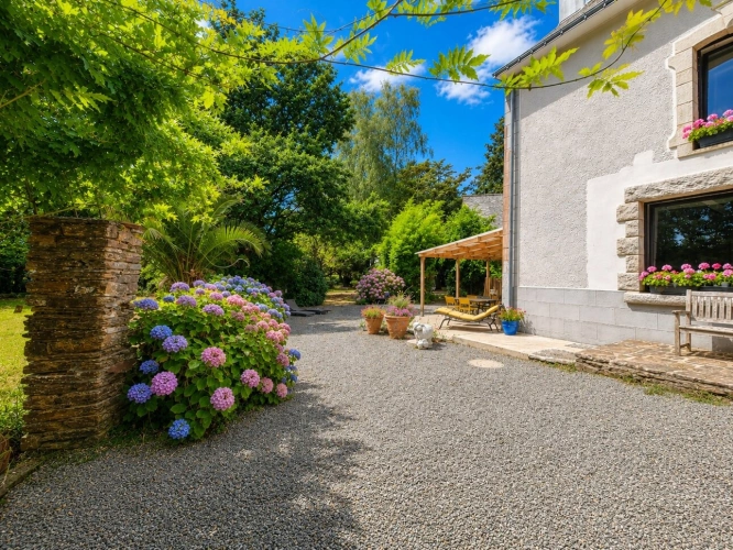 Photos 1 - Rurale - LE TREVOUX - Propriété en pierre avec maison principale, gîte indépendant et dépendances sur près d’un hectare