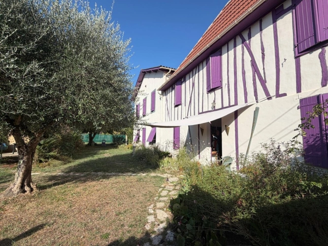 Photos 1 - Prestige - PLAISANCE (32) centre, élegante MAISON DE MAITRE XVIIIs, sans travaux, 190m2 sur 800m2 de jardin clos et paysagé, belle dépendance, chauffage central , 4chambres dont 1 au rez-de-chaussée, salon 44m2