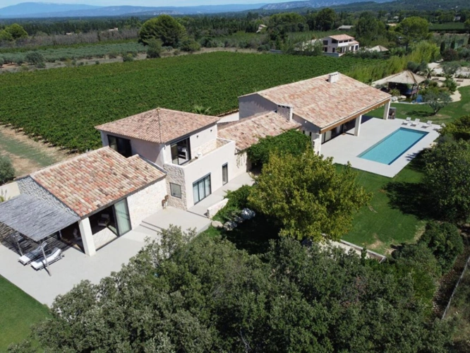 Photos 1 - Prestige - EYGALIÈRES . UN DOMAINE CONTEMPORAIN FACE AUX ALPILLES