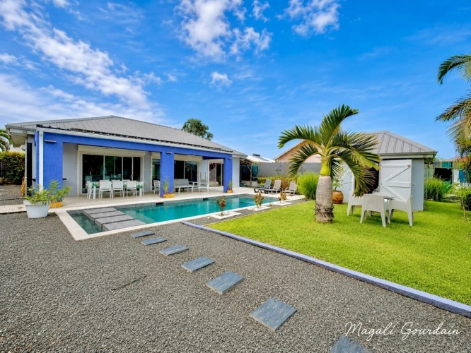 Photos 1 - Prestige - A VENDRE – SAINT-FRANÇOIS – VILLA AVEC PISCINE, GÎTE INDÉPENDANT ET AUTONOMIE ÉLECTRIQUE