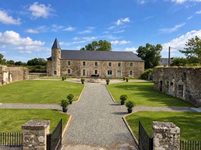 Photos 1 - Prestige - MANOIR HISTORIQUE DU XIVᵉ SIÈCLE – 543 M² – 9 CHAMBRES – 5,5 HECTARES