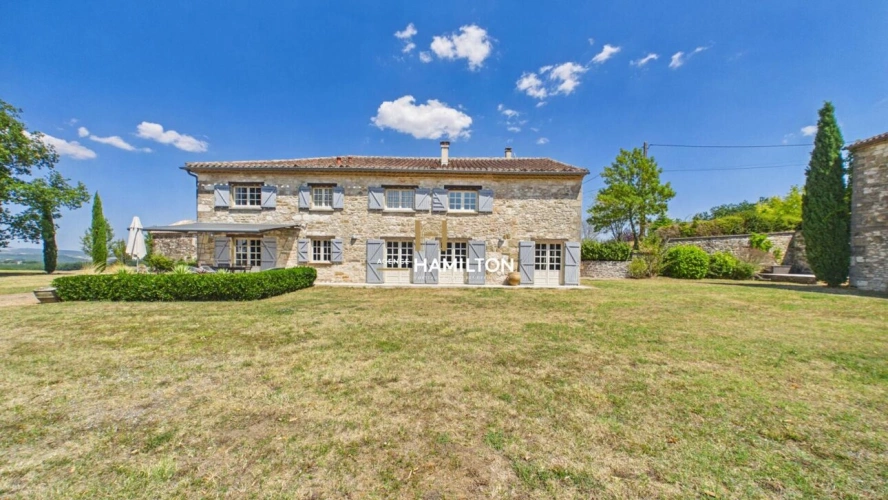 Photos 1 - Équestre - MAGNIFIQUE DOMAINE DE 32 HA  AVEC LAC, ET VUE DOMINANTE SUR LES ENVIRONS