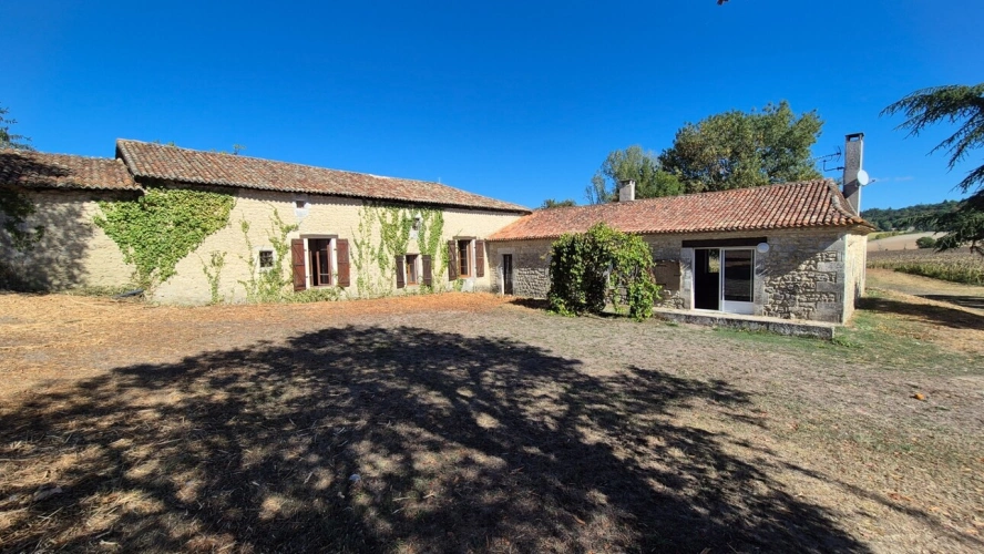 Photos 1 - Rurale - Corps de Ferme, écrin de verdure, 250 m2 habitables, 23 000 m2 de terrain, 400 m2 de dépendances, 20 mn Angoulême centre