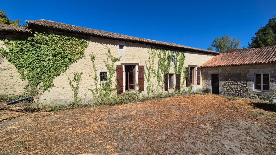 Photos 16 - Rurale - Corps de Ferme, écrin de verdure, 250 m2 habitables, 23 000 m2 de terrain, 400 m2 de dépendances, 20 mn Angoulême centre