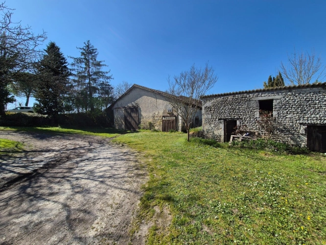 Photos 33 - Rurale - Corps de Ferme, écrin de verdure, 250 m2 habitables, 23 000 m2 de terrain, 400 m2 de dépendances, 20 mn Angoulême centre