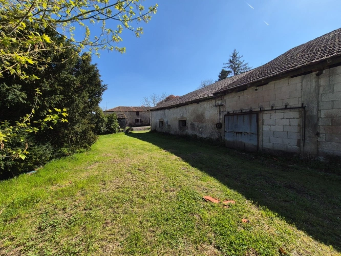 Photos 44 - Rurale - Corps de Ferme, écrin de verdure, 250 m2 habitables, 23 000 m2 de terrain, 400 m2 de dépendances, 20 mn Angoulême centre