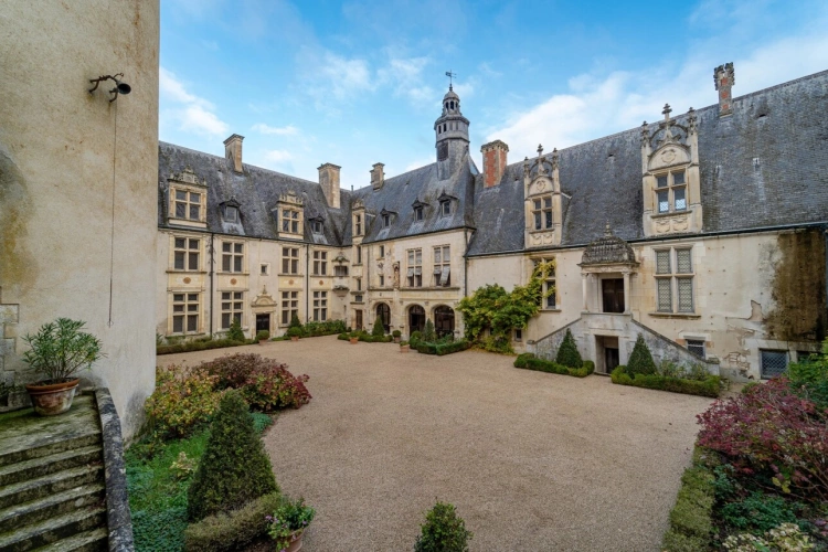 Photos 1 - Prestige - Magnifique château renaissance 43 pièces, nombreuses et remarquables dépendances, 24 hectares de bois et parc d'agrément