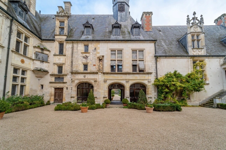 Photos 2 - Prestige - Magnifique château renaissance 43 pièces, nombreuses et remarquables dépendances, 24 hectares de bois et parc d'agrément