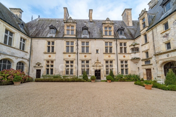 Photos 3 - Prestige - Magnifique château renaissance 43 pièces, nombreuses et remarquables dépendances, 24 hectares de bois et parc d'agrément