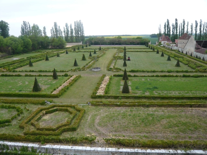 Photos 6 - Prestige - Magnifique château renaissance 43 pièces, nombreuses et remarquables dépendances, 24 hectares de bois et parc d'agrément
