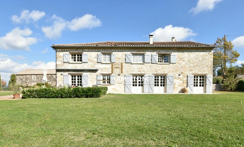 Photos 1 - Équestre - MAGNIFIQUE DOMAINE DE 32 HA  AVEC LAC, ET VUE DOMINANTE SUR LES ENVIRONS