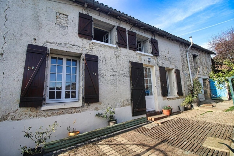 Photos 1 - Prestige - Propriété de trois chambres à dix mins de Matha