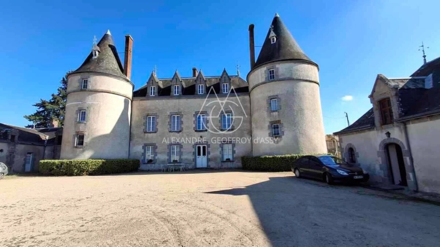 Photos 1 - Prestige - Exceptionnel château XV-XVI et XIXe avec son hameau et ses 108 hectares avec possibilité d’acheter 200ha attenants supplémentaires