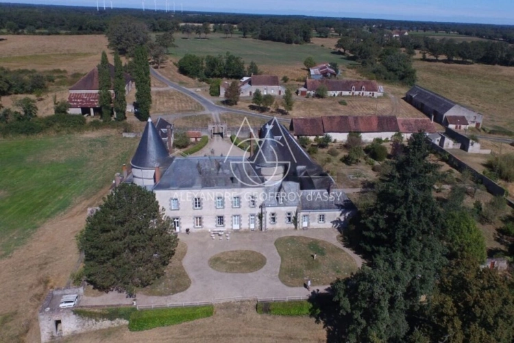 Photos 2 - Prestige - Exceptionnel château XV-XVI et XIXe avec son hameau et ses 108 hectares avec possibilité d’acheter 200ha attenants supplémentaires