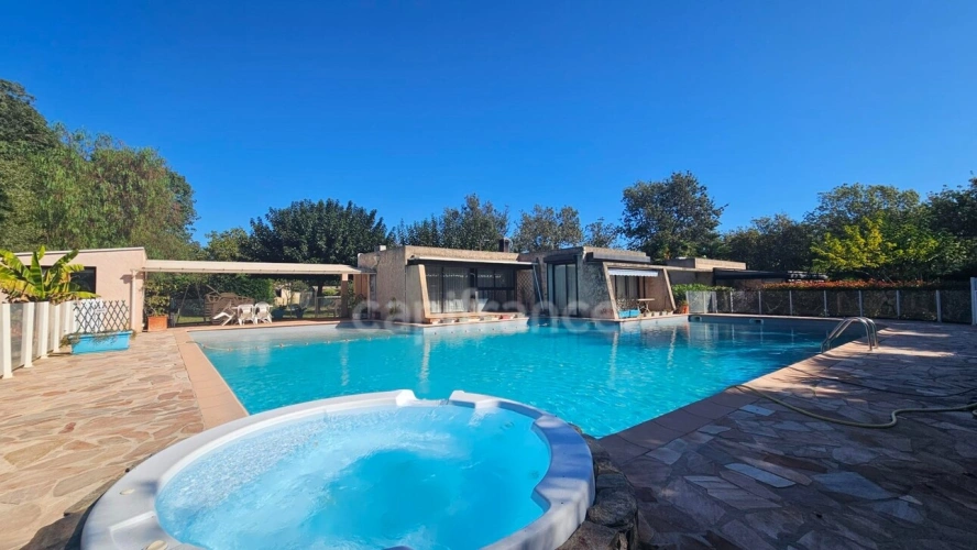 Photos 1 - Prestige - HYÈRES – PROPRIÉTÉ  SUR PLUS D'1 HECTARE – MAISON PRINCIPALE DE PLAIN-PIED, PISCINE ET ENSEMBLE BÂTI