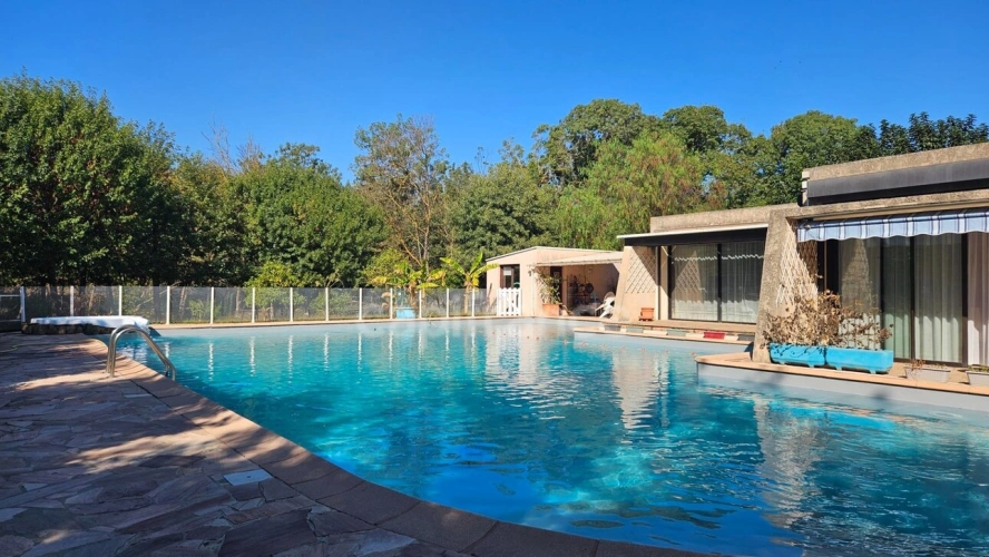 Photos 12 - Prestige - HYÈRES – PROPRIÉTÉ  SUR PLUS D'1 HECTARE – MAISON PRINCIPALE DE PLAIN-PIED, PISCINE ET ENSEMBLE BÂTI