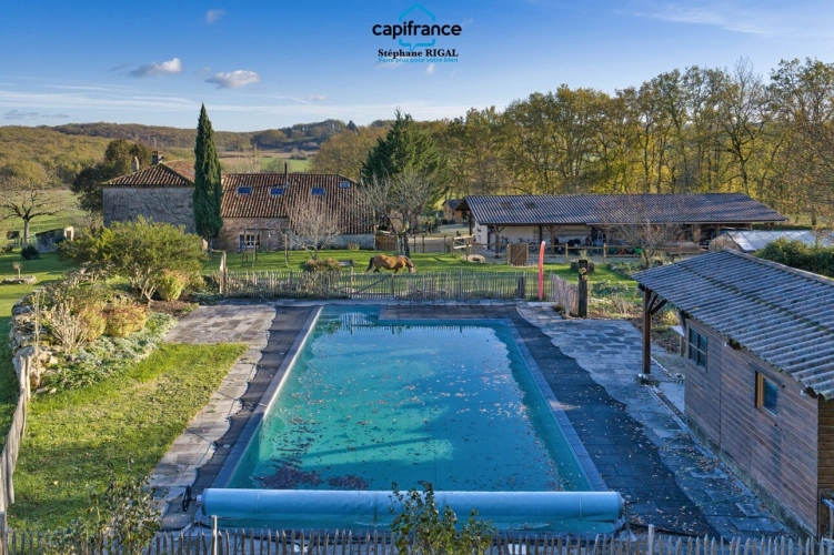 Photos 1 - Équestre - Propriété à vendre 8 pièces, propriété de 220m2 chalet - boxes à chevaux - dépendances sur 7ha de terrain