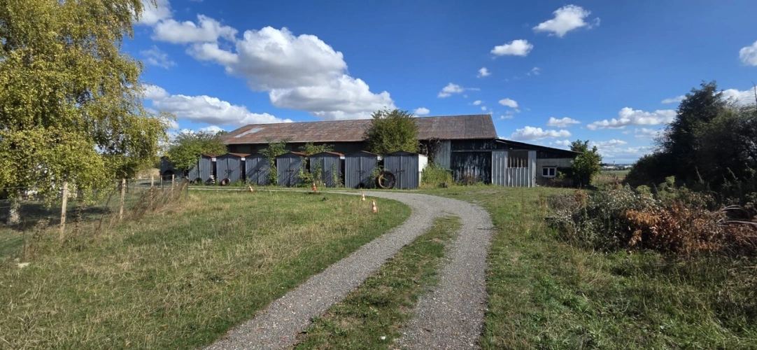 Photos 3 - Rurale - ENSEMBLE IMMOBILIER À FORT POTENTIEL – HANGAR AGRICOLE, STOCKAGE, BOXES À CHEVAUX ET MAISON – ENVIRON 5 000 m² DE TERRAIN