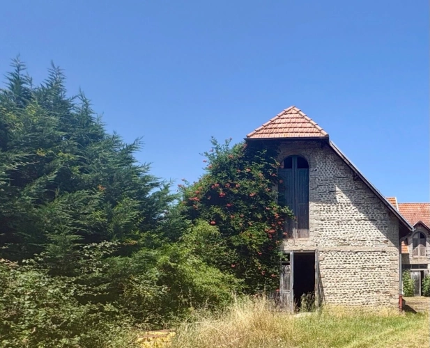 Photos 1 - Rurale - Tarbes – Propriété de caractère avec maison de 184 m² à rénover et près de 1 800 m² de bâtis