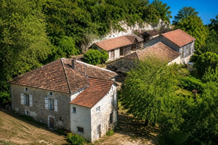 Photos 1 - Rurale - Corps de ferme avec 23 hectares et grange de 200 m²