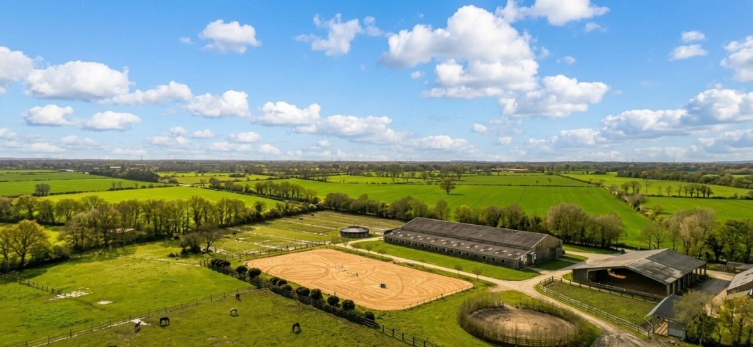Photos 1 - Équestre - Centre équestre d'exception à vendre - À seulement 30 min