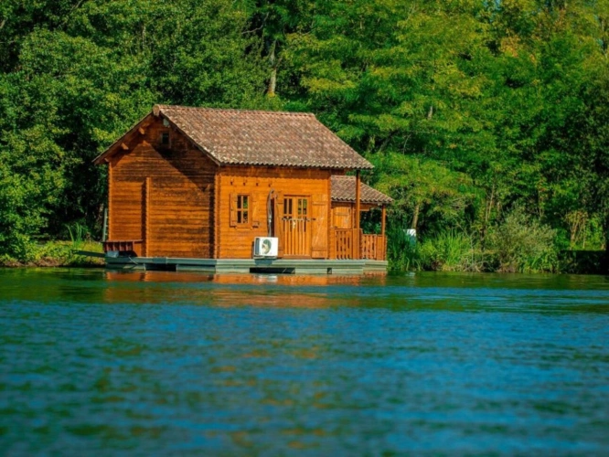 Photos 2 - Forestière - Sablons ? domaine privé de 7 hectares avec lac de 3,6 hectares, hébergements et potentiel touristique près de Saint-Émilion