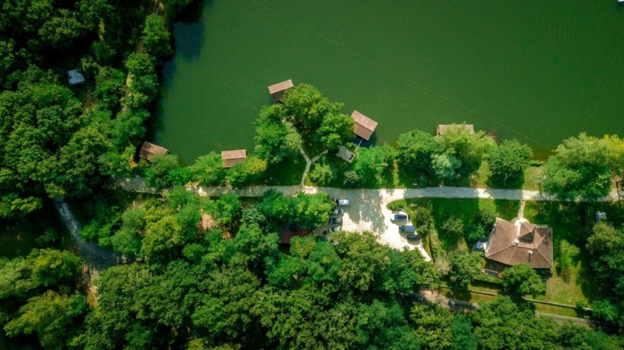 Photos 4 - Forestière - Sablons ? domaine privé de 7 hectares avec lac de 3,6 hectares, hébergements et potentiel touristique près de Saint-Émilion