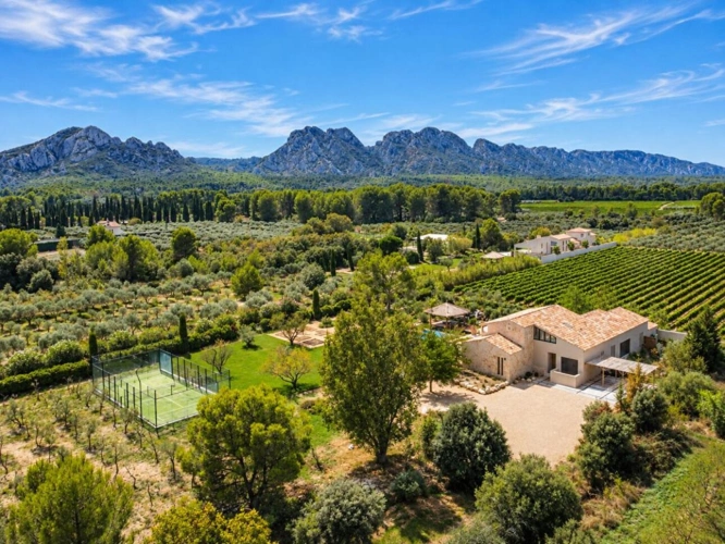 Photos 3 - Prestige - Eygalières ? domaine contemporain confidentiel avec vue Alpilles, piscine à fond mobile, padel et hammam