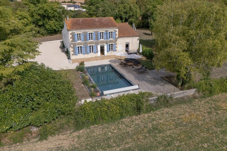 Photos 1 - Prestige - Elegante Maison de Maître  4 chambres, entièrement rénovée, climatisation, piscine chauffée,  à 10 minutes de Saint Jean d'Angély