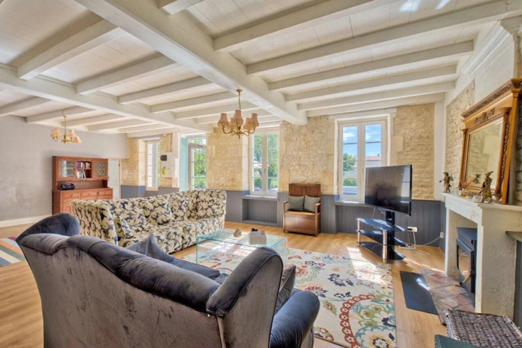 Photos 3 - Prestige - Elegante Maison de Maître  4 chambres, entièrement rénovée, climatisation, piscine chauffée,  à 10 minutes de Saint Jean d'Angély