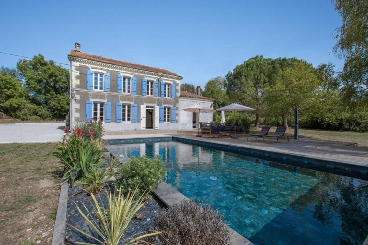 Photos 12 - Prestige - Elegante Maison de Maître  4 chambres, entièrement rénovée, climatisation, piscine chauffée,  à 10 minutes de Saint Jean d'Angély