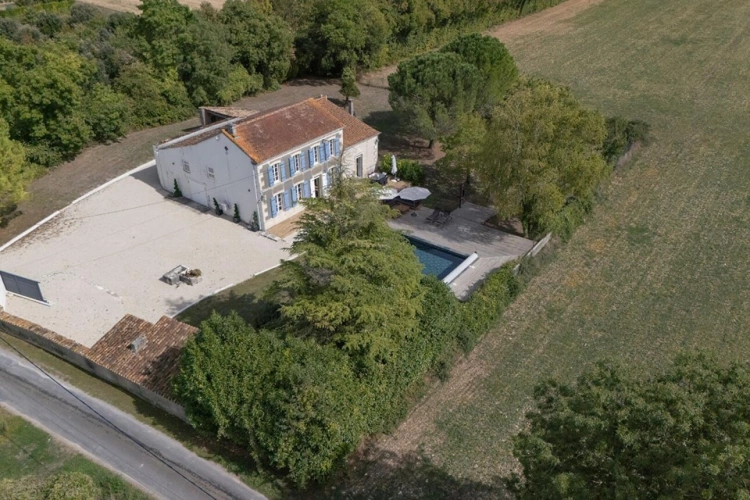 Photos 14 - Prestige - Elegante Maison de Maître  4 chambres, entièrement rénovée, climatisation, piscine chauffée,  à 10 minutes de Saint Jean d'Angély