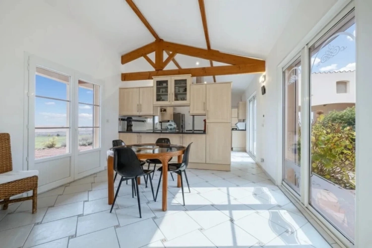 Photos 22 - Prestige - Propriété contemporaine de 408 m² sur 1,3 ha avec patio central et bassin, piscine et vues panoramiques