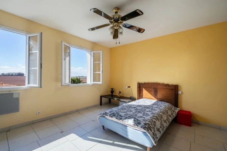 Photos 23 - Prestige - Propriété contemporaine de 408 m² sur 1,3 ha avec patio central et bassin, piscine et vues panoramiques