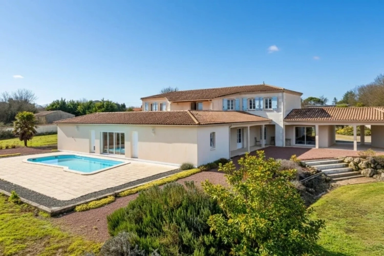 Photos 4 - Prestige - Propriété contemporaine de 408 m² sur 1,3 ha avec patio central et bassin, piscine et vues panoramiques