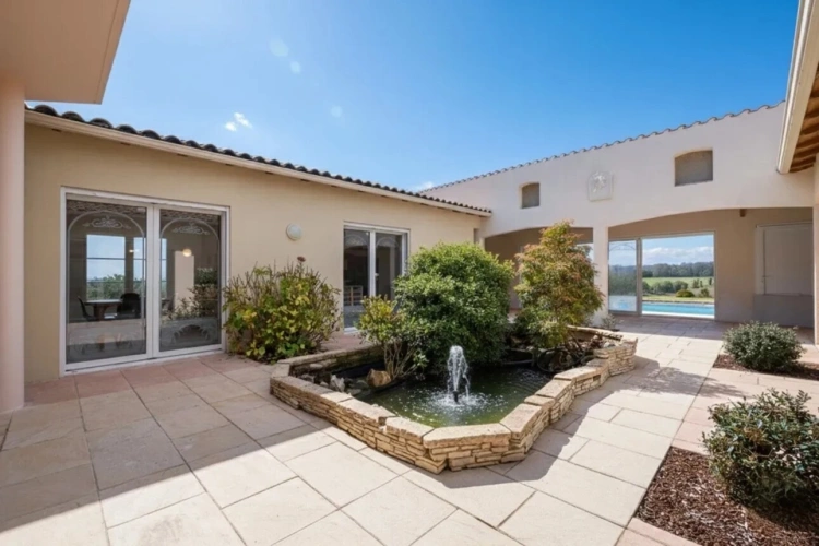 Photos 5 - Prestige - Propriété contemporaine de 408 m² sur 1,3 ha avec patio central et bassin, piscine et vues panoramiques