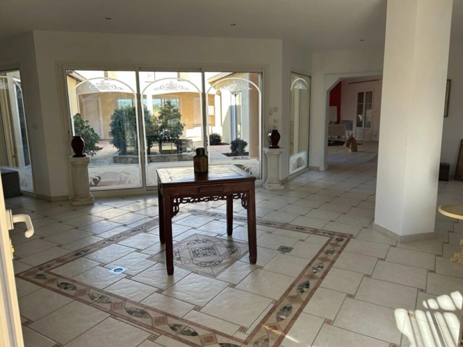 Photos 6 - Prestige - Propriété contemporaine de 408 m² sur 1,3 ha avec patio central et bassin, piscine et vues panoramiques