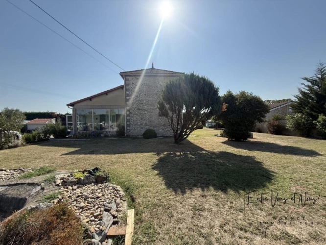 Photos 20 - Rural - Authentique maison avec piscine et dépendances sur plus de 6 60